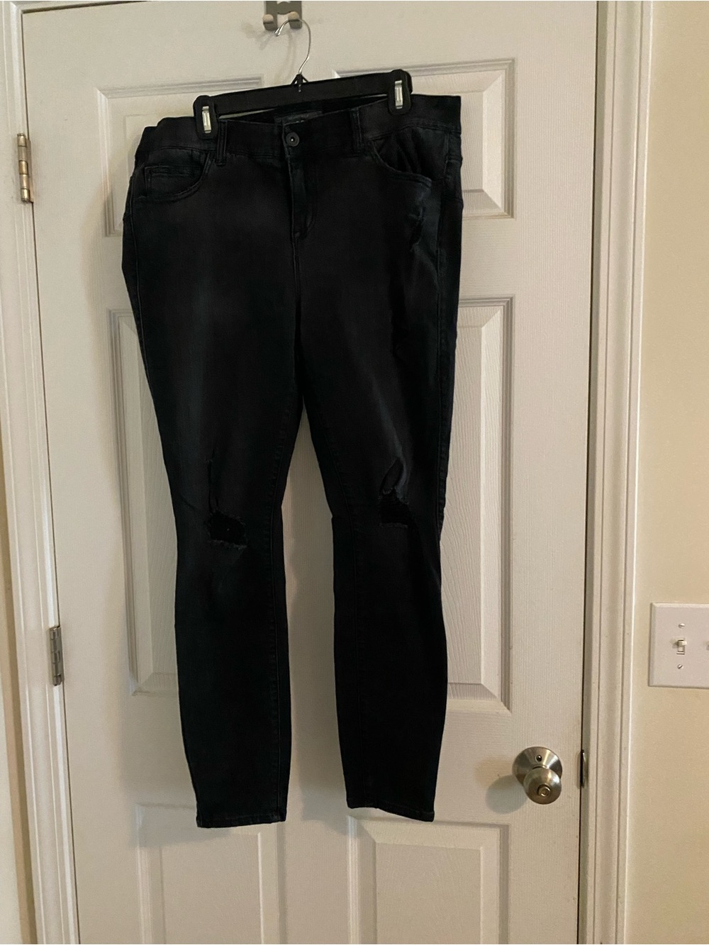 Torrid Bombshell Skinny Black Distressed Women’s Plus Sized 16R Jeans